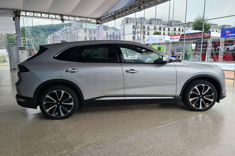 Không chỉ có kích thước lớn, VinFast VF8 còn sở hữu thiết kế ngoại thất được nhiều người đánh giá cao. Trên đầu xe, mẫu SUV thuần điện này được trang bị hệ thống đèn LED 2 tầng với dải đèn LED định vị ban ngày hình chữ "V" đặc trưng của thương hiệu Việt. Là ô tô điện nên mẫu xe này không có lưới tản nhiệt mà chỉ được trang bị hốc gió trung tâm hình thang và khe gió ở 2 góc đầu xe.