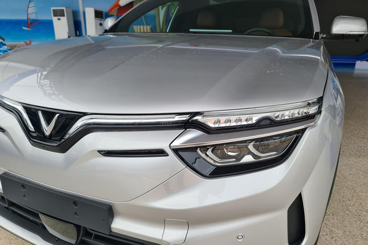 Thuộc phân khúc SUV hạng D, VinFast VF8 chạy điện sở hữu kích thước cụ thể là chiều dài 4.750 mm, chiều rộng 1.900 mm, chiều cao 1.660 mm và chiều dài cơ sở 2.950 mm. Với kích thước này, xe mang đến không gian nội thất 7 chỗ rộng rãi cho người dùng.