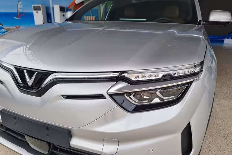 Thuộc phân khúc SUV hạng D, VinFast VF8 chạy điện sở hữu kích thước cụ thể là chiều dài 4.750 mm, chiều rộng 1.900 mm, chiều cao 1.660 mm và chiều dài cơ sở 2.950 mm. Với kích thước này, xe mang đến không gian nội thất 7 chỗ rộng rãi cho người dùng.