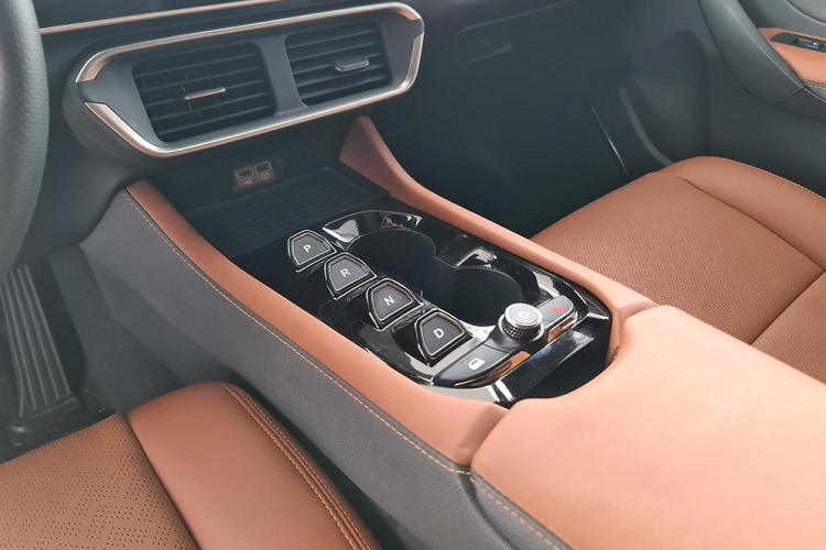 Những trang bị an toàn của xe bao gồm hệ thống hỗ trợ giữ làn đường, hệ thống hỗ trợ chuyển làn đường, hệ thống cảnh báo khi người lái mất tập trung, hệ thống kiểm soát hành trình thích ứng, hệ thống cảnh báo va chạm, hệ thống hỗ trợ đỗ xe chủ động và cảm biến trước/sau. "Trái tim" của VinFast VF8 là mô-tơ điện có công suất tối đa 420 mã lực và mô-men xoắn cực đại 640 Nm.