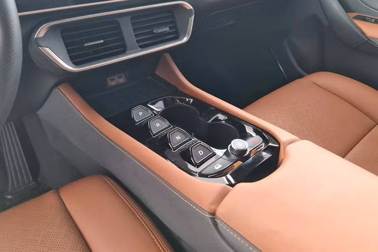 Những trang bị an toàn của xe bao gồm hệ thống hỗ trợ giữ làn đường, hệ thống hỗ trợ chuyển làn đường, hệ thống cảnh báo khi người lái mất tập trung, hệ thống kiểm soát hành trình thích ứng, hệ thống cảnh báo va chạm, hệ thống hỗ trợ đỗ xe chủ động và cảm biến trước/sau. "Trái tim" của VinFast VF8 là mô-tơ điện có công suất tối đa 420 mã lực và mô-men xoắn cực đại 640 Nm.