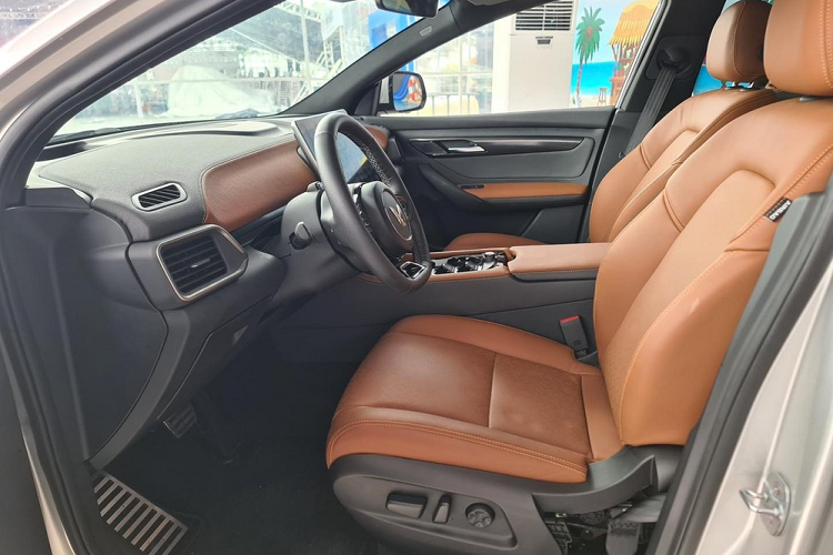 Tiếp đến là bộ vành hợp kim 20 inch với thiết kế 5 chấu hình chữ "V", sơn phối 2 màu bắt mắt. Thêm vào đó là gương chiếu hậu chỉnh điện, gập điện và tích hợp camera. Ở phía sau, xe được trang bị cụm đèn hậu nằm vắt ngang đuôi xe và có thiết kế khá giống với LUX SA2.0. Bên dưới còn có cản sau màu đen, tích hợp nẹp màu bạc và bộ khuếch tán gió giả.