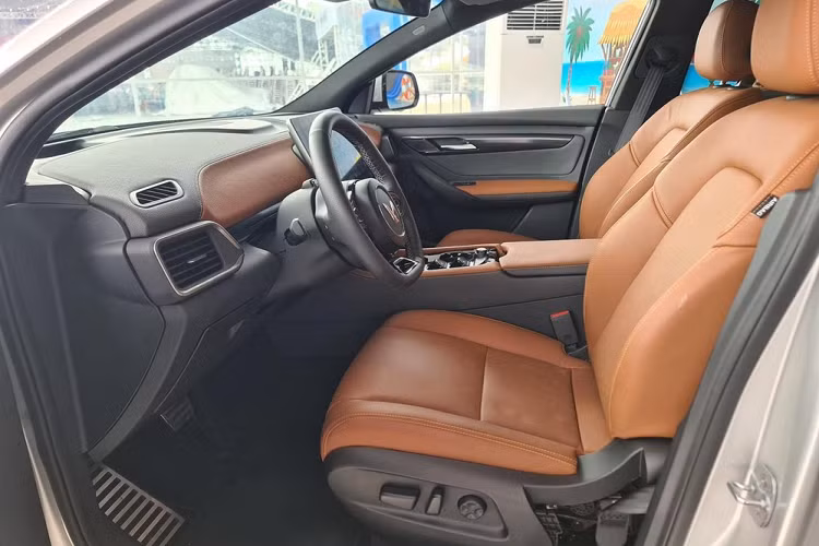 Tiếp đến là bộ vành hợp kim 20 inch với thiết kế 5 chấu hình chữ "V", sơn phối 2 màu bắt mắt. Thêm vào đó là gương chiếu hậu chỉnh điện, gập điện và tích hợp camera. Ở phía sau, xe được trang bị cụm đèn hậu nằm vắt ngang đuôi xe và có thiết kế khá giống với LUX SA2.0. Bên dưới còn có cản sau màu đen, tích hợp nẹp màu bạc và bộ khuếch tán gió giả.