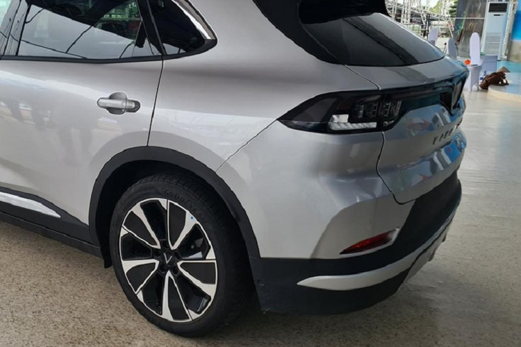 Bên cạnh đó, xe còn có hệ dẫn động 4 bánh và khả năng tăng tốc từ 0 - 100 km/h chỉ trong vòng 5,5 giây. Phạm vi di chuyển của xe sẽ thay đổi tùy theo phiên bản, cụ thể là 460 km ở bản Eco và 510 km ở bản Plus. Khi mua VinFast VF8, người dùng có thể thuê pin theo 2 hình thức là linh hoạt và cố định.