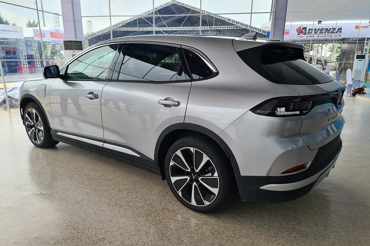 Trong đó, gói thuê pin linh hoạt của VF8 có giá 990.000 đồng/tháng cho quãng đường tối đa 500 km/tháng. Phí thuê pin phải trả khi đi quá mức 500 km là là 1.980 đồng/km. Với gói thuê pin cố định, người dùng sẽ phải trả 2.189.000 đồng/tháng nhưng có thể sử dụng thoải mái và không giới hạn số km. 