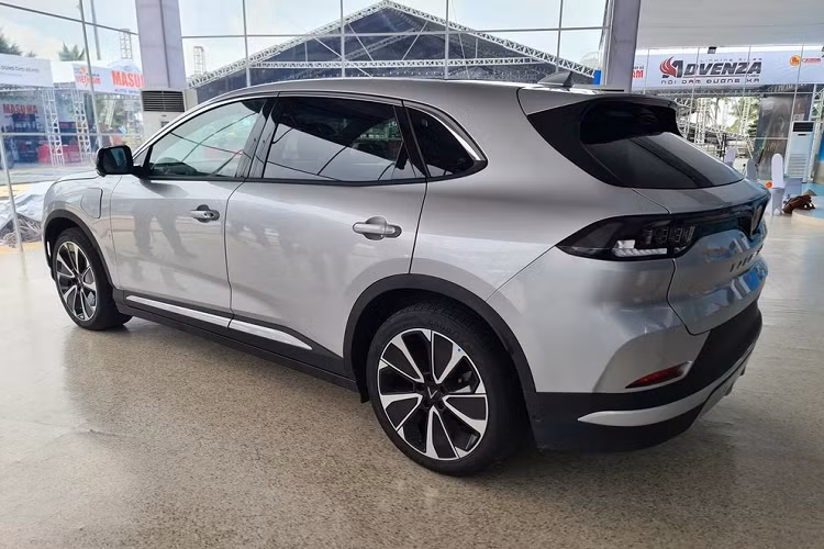 Trong đó, gói thuê pin linh hoạt của VF8 có giá 990.000 đồng/tháng cho quãng đường tối đa 500 km/tháng. Phí thuê pin phải trả khi đi quá mức 500 km là là 1.980 đồng/km. Với gói thuê pin cố định, người dùng sẽ phải trả 2.189.000 đồng/tháng nhưng có thể sử dụng thoải mái và không giới hạn số km. 