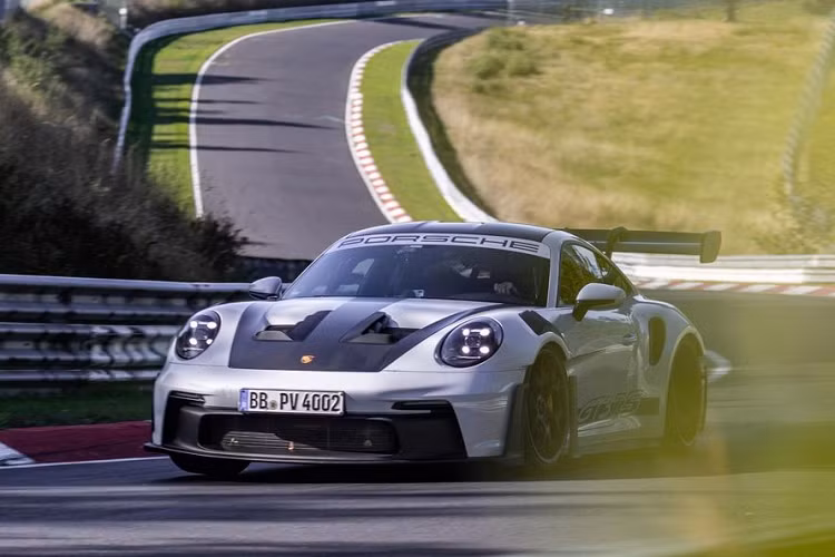 Thành tích của 911 GT3 RS kém 6 giây so với 911 GT2 RS – mẫu xe nhanh nhất lịch sử Porsche và chậm hơn Mercedes-AMG GT Black Series chỉ 1 giây, tuy nhiên 2 mẫu xe trên sử dụng động cơ có công suất mạnh hơn 911 GT3 RS khá nhiều.