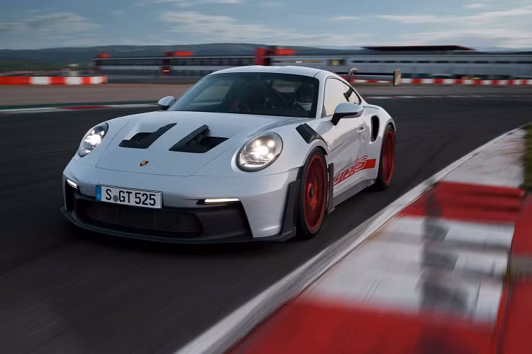 Đặc biệt, cơ cấu này còn được bổ sung đường khí nạp riêng biệt phục vụ mục đích làm mát. Xe có khả năng tăng tốc 0-100 km/h chỉ trong 3,2 giây, nhanh hơn 0,2 giây so với 911 GT3. Vận tốc tối đa của xe đạt mức 296 km/h giới hạn điện tử.