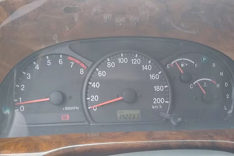 Nhìn chung, giá xe Suzuki XL7 2002 "khá mềm" này được xem là lựa chọn dành cho những khách hàng có điều kiện kinh tế vừa phải, đang cần một chiếc SUV Nhật mang khả năng vận hành bền bỉ, đáng tin cậy, “che nắng che mưa” với chi phí mua xe dưới 300 triệu đồng.