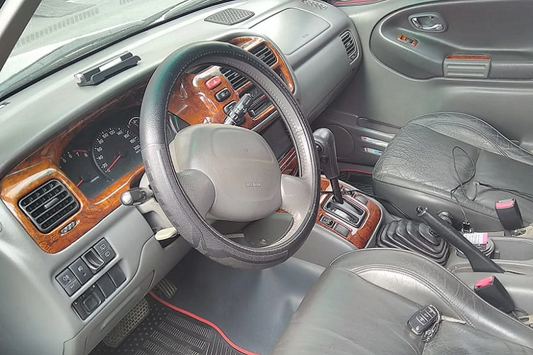 Theo thông tin chào bán tại chợ xe cũ, chiếc Suzuki XL7 đời 2002 này đã lăn bánh được 130.000km, hiện tại xe đang được chào bán với giá khoảng 250 triệu đồng, rẻ hơn giá bán của các mẫu xe hạng A mới trên thị trường.