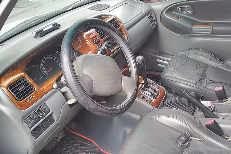 Theo thông tin chào bán tại chợ xe cũ, chiếc Suzuki XL7 đời 2002 này đã lăn bánh được 130.000km, hiện tại xe đang được chào bán với giá khoảng 250 triệu đồng, rẻ hơn giá bán của các mẫu xe hạng A mới trên thị trường.