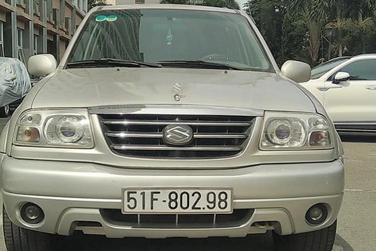 Chiếc Suzuki XL7 2022 hàng hiếm trong bài viết thuộc thế hệ thứ 1, được phát triển trên nền tảng của Grand Vitara. Là mẫu xe SUV thực thụ, Suzuki XL7 đời 2002 này sử dụng nền tảng khung gầm rời (body on frame), hệ dẫn động 2 cầu và sử dụng động cơ xăng V6 (2.736cc) dung tích 2.7L hút khí tự nhiên do Suzuki phát triển.