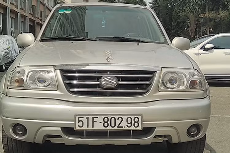 Chiếc Suzuki XL7 2022 hàng hiếm trong bài viết thuộc thế hệ thứ 1, được phát triển trên nền tảng của Grand Vitara. Là mẫu xe SUV thực thụ, Suzuki XL7 đời 2002 này sử dụng nền tảng khung gầm rời (body on frame), hệ dẫn động 2 cầu và sử dụng động cơ xăng V6 (2.736cc) dung tích 2.7L hút khí tự nhiên do Suzuki phát triển.