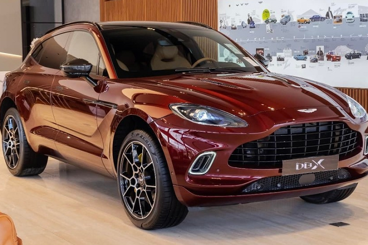 Trong số 4 chiếc SUV hạng sang Aston Martin DBX tại Việt Nam, đáng chú ý có một xe sở hữu màu sơn đỏ Liquid Crimson rất ấn tượng và đẹp mắt. Xe được nhập khẩu chính hãng và có mức giá bán khoảng 16,69 tỷ đồng.