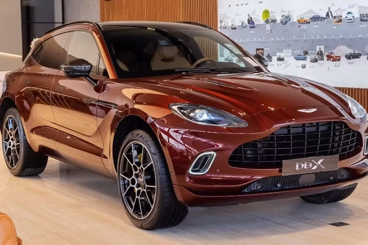 Trong số 4 chiếc SUV hạng sang Aston Martin DBX tại Việt Nam, đáng chú ý có một xe sở hữu màu sơn đỏ Liquid Crimson rất ấn tượng và đẹp mắt. Xe được nhập khẩu chính hãng và có mức giá bán khoảng 16,69 tỷ đồng.