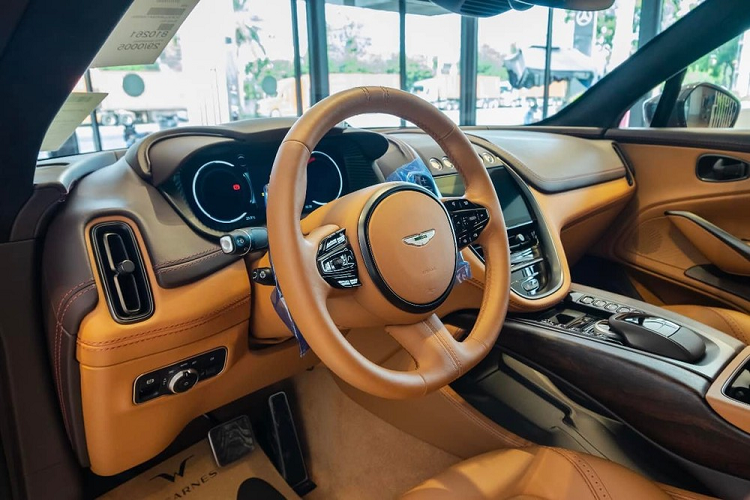 Logo cánh chim của xe được sơn bạc, không phải màu đen như tùy chọn trên chiếc Aston Martin DBX màu Satin Golden Saffron độc nhất Việt Nam.