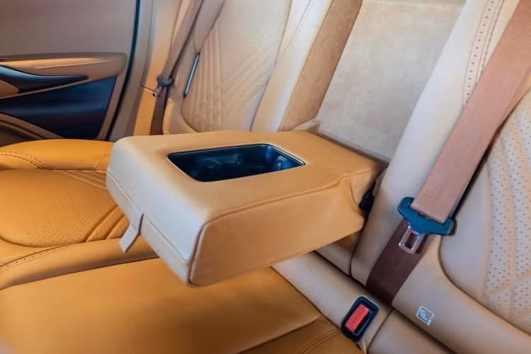 Khởi động nút bấm thay vì chìa khóa ngọc lam như các xe thể thao Vanquish trở về sau. Aston Martin DBX màu sơn đỏ Liquid Crimson có thể tăng tốc từ vị trí xuất phát lên 100 km/h trong thời gian 4,5 giây trước khi đạt vận tốc tối đa 291 km/h.