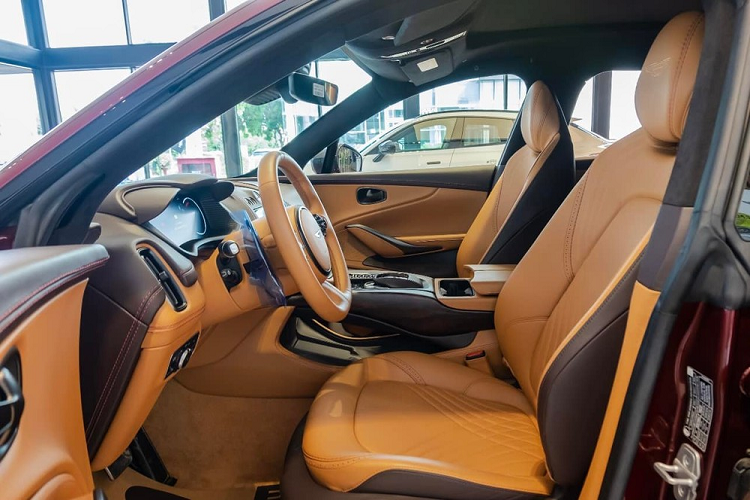 Luồng khí còn đi theo nóc xe, qua cánh gió và cửa sổ sau đến cánh lật ở cửa cốp giúp kính sau xe luôn được giữ sạch trong quá trình di chuyển.