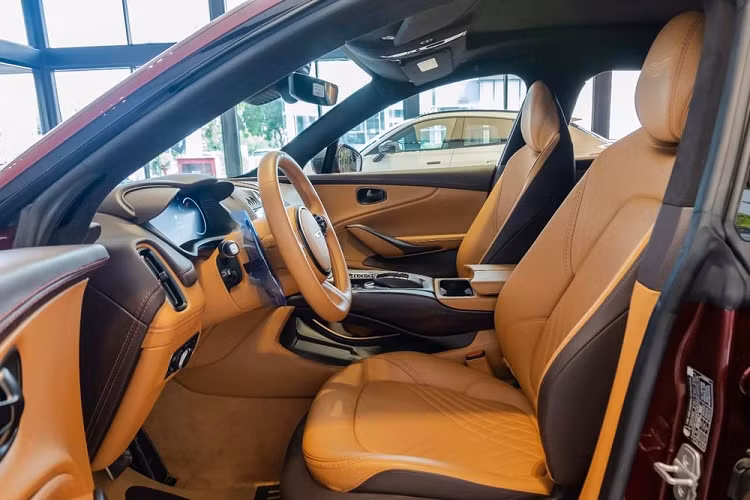 Luồng khí còn đi theo nóc xe, qua cánh gió và cửa sổ sau đến cánh lật ở cửa cốp giúp kính sau xe luôn được giữ sạch trong quá trình di chuyển.