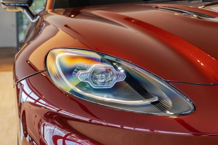 Còn đây là thiết kế đuôi xe Aston Martin DBX. Chiếc SUV hạng sang Aston Martin DBX này được mang về nước khá âm thầm và được nhập khẩu chính hãng. Ngoại thất xe mang màu sơn đỏ Liquid Crimson rất thời thượng và hiện tại Việt Nam chưa ghi nhận xe thứ 2 mang màu này. Cận cảnh đèn pha LED của xe Aston Martin DBX