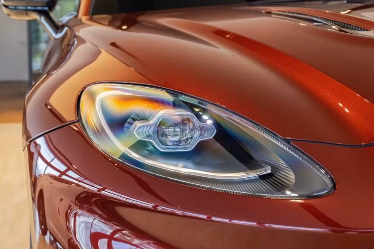 Còn đây là thiết kế đuôi xe Aston Martin DBX. Chiếc SUV hạng sang Aston Martin DBX này được mang về nước khá âm thầm và được nhập khẩu chính hãng. Ngoại thất xe mang màu sơn đỏ Liquid Crimson rất thời thượng và hiện tại Việt Nam chưa ghi nhận xe thứ 2 mang màu này. Cận cảnh đèn pha LED của xe Aston Martin DBX