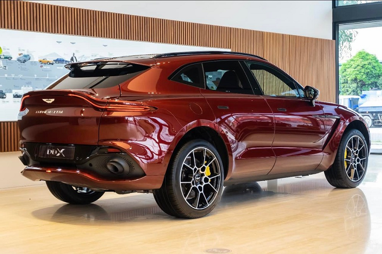 Aston Martin DBX được trang bị hệ thống treo khí nén 3 khoang tùy biến kết hợp với hệ thống kiểm soát chống lật điện 48volt (eARC) và các bộ giảm chấn điện tử thích ứng có khả năng thay đổi khoảng sáng gầm xe ấn tượng, giúp người lái có thể nâng gầm lên 45mm hoặc hạ thấp 50 mm.