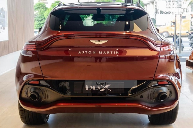 Aston Martin DBX màu sơn Liquid Crimson hàng hiếm này cũng sở hữu bộ mâm 5 chấu kép sơn đen, phay kim cương bề mặt sáng màu y hệt xe DBX đầu tiên về nước, cùm phanh sơn vàng và đi cùng là bộ phanh gốm sợi carbon .