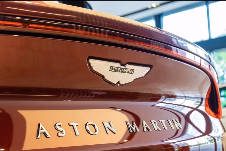 Bước vào bên trong khoang lái, nội thất của Aston Martin DBX được chế tác thủ công với ghế ngồi được bọc da nguyên tấm cùng các chi tiết kim loại, gỗ quý và đặc biệt là sợi lanh tổng hợp, vật liệu lần đầu tiên xuất hiện trong ngành công nghiệp ô tô.