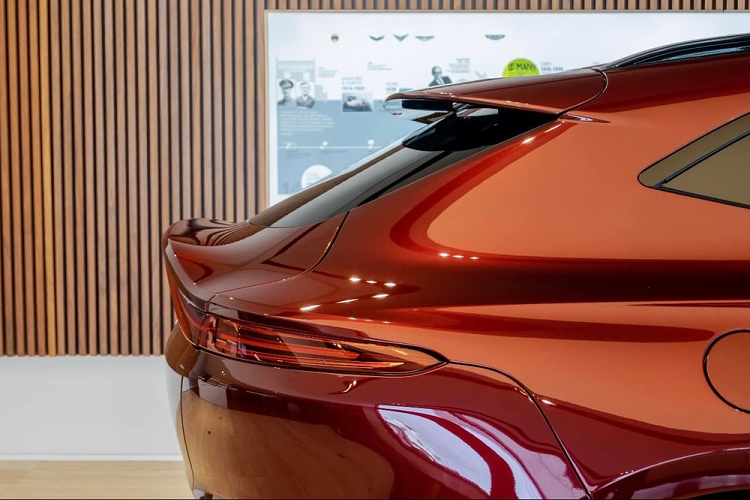 Siêu SUV Aston Martin DBX có thiết kế khá độc đáo với đèn pha LED hình ovan và đèn định vị ban ngày đặt trong hốc gió phía trước giúp không khí lưu thông dễ dàng theo hướng vòm bánh và dọc theo hai bên hông, từ đó giảm lực cản và lực nâng đồng thời làm mát hệ thống phanh.
