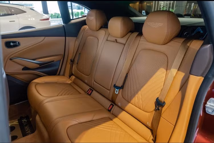 Cung cấp sức mạnh cho Aston Martin DBX thứ 2 về Việt Nam là khối động cơ xăng V8, tăng áp kép, dung tích 4.0 lít. Xe tạo ra công suất tối đa 550 mã lực và mô-men xoắn cực đại 700 Nm.