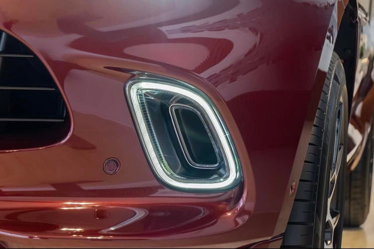 Ngoài màu sơn đỏ Liquid Crimson thời trang, ngoại thất của chiếc SUV hạng sang Aston Martin DBX này còn có nhiều chi tiết bằng sợi carbon bóng như thanh nẹp bên sườn, tay nắm cửa và vỏ gương.