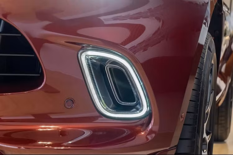 Ngoài màu sơn đỏ Liquid Crimson thời trang, ngoại thất của chiếc SUV hạng sang Aston Martin DBX này còn có nhiều chi tiết bằng sợi carbon bóng như thanh nẹp bên sườn, tay nắm cửa và vỏ gương.