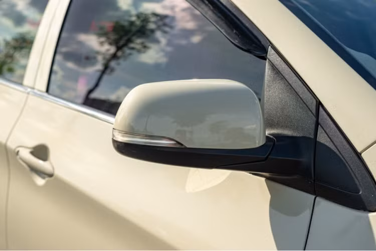 Bước vào bên trong, nội thất của chiếc xe cũng được chủ nhân chăm chút lại với vô-lăng 2 chấu giả carbon, tích hợp nhiều nút bấm như đàm thoại rảnh tay, chỉnh chế độ và tăng giảm âm lượng.