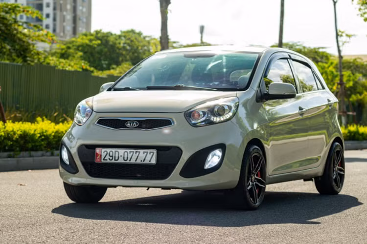 Kia Morning 2012 nhập khẩu nguyên chiếc từ Hàn Quốc sở hữu kích thước dài x rộng x cao lần lượt là 3.595 x 1.595 x 1.490 (mm). Chiều dài trục cơ sở đạt 2.385 mm.