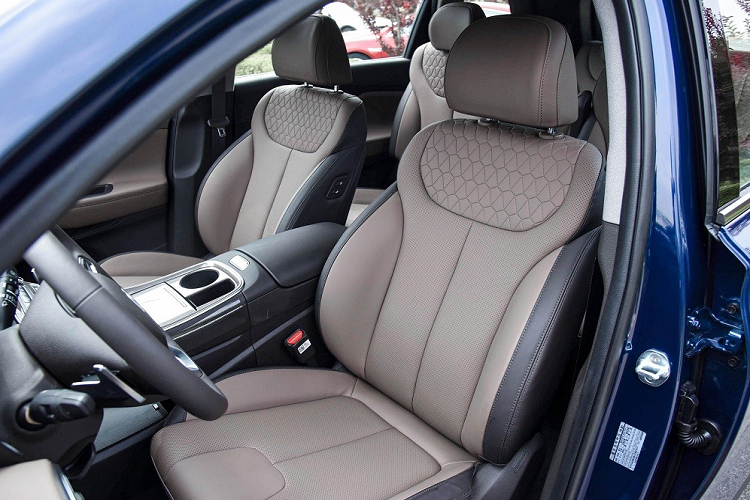 Thay đổi còn lại bên trong Hyundai SantaFe 2023 phiên bản 6 chỗ nằm ở màn hình thông tin giải trí cỡ lớn hơn. Trong khi đó, vô lăng và bảng đồng hồ của xe giữ nguyên như phiên bản cũ.