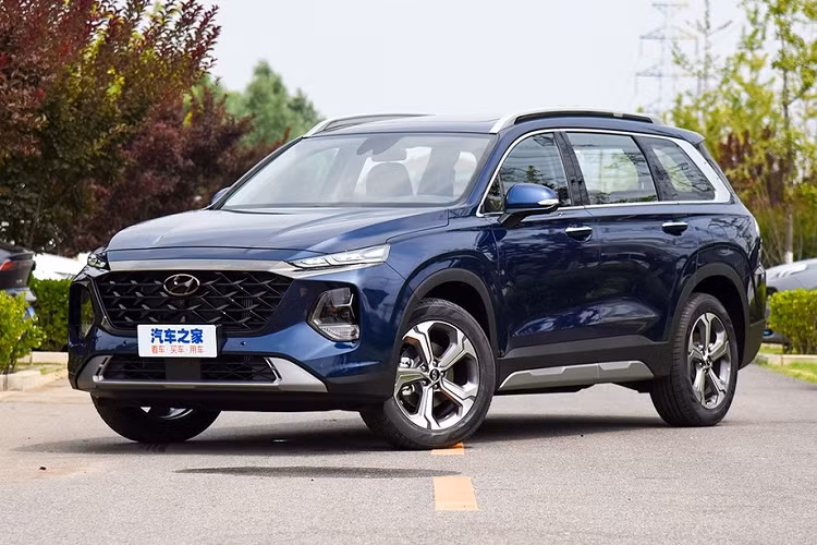 Vào hồi tháng 12 năm ngoái, hãng Hyundai đã bổ sung phiên bản 6 chỗ của dòng xe SantaFe ở thị trường Hàn Quốc. Đến nay, tới lượt Hyundai SantaFe 2023 tại Trung Quốc có thêm phiên bản 6 chỗ.