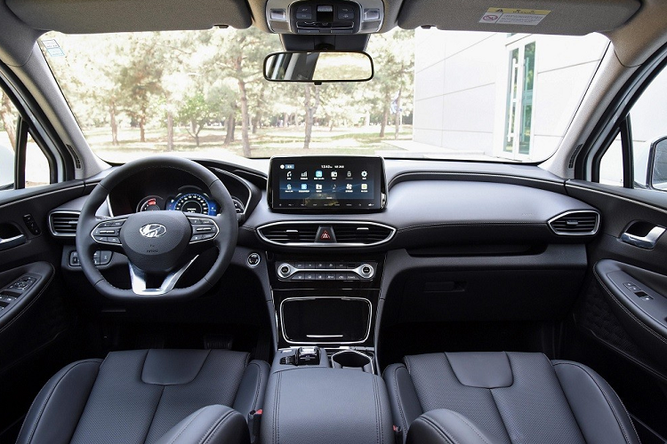 Ngoài cấu hình nội thất 2+2+2 mới, Hyundai SantaFe 2023 phiên bản 6 chỗ còn được thay đổi cả cụm điều khiển trung tâm. Chi tiết này được nâng cao lên và bố trí khá nhiều nút bấm cơ học để chỉnh điều hòa, hệ thống định vị, bản đồ, radio, hệ thống đa phương tiện, ghế cũng như chọn chế độ lái.