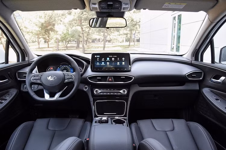 Ngoài cấu hình nội thất 2+2+2 mới, Hyundai SantaFe 2023 phiên bản 6 chỗ còn được thay đổi cả cụm điều khiển trung tâm. Chi tiết này được nâng cao lên và bố trí khá nhiều nút bấm cơ học để chỉnh điều hòa, hệ thống định vị, bản đồ, radio, hệ thống đa phương tiện, ghế cũng như chọn chế độ lái.