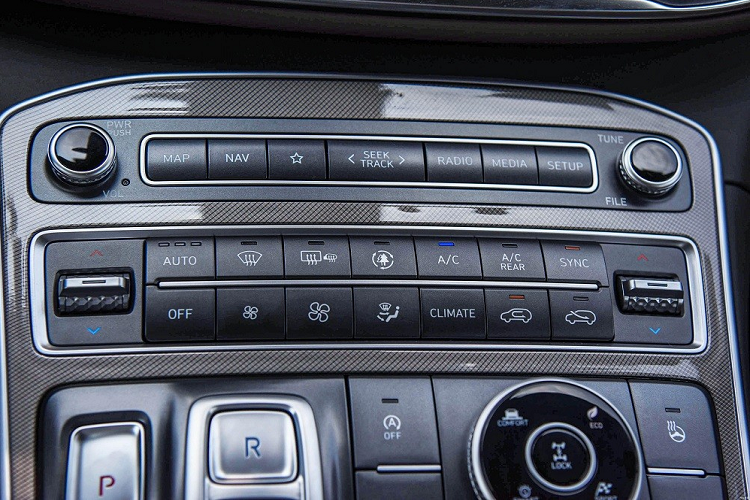 Nguồn cung cấp sức mạnh cho Hyundai SantaFe 2023 phiên bản 6 chỗ là động cơ xăng 4 xi-lanh, tăng áp, dung tích 2.0L, sản sinh công suất tối đa 230 mã lực và mô-men xoắn cực đại 353 Nm. Động cơ kết hợp với hộp số tự động 8 cấp, hệ dẫn động cầu trước hoặc 4 bánh.