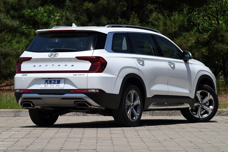 Tương tự sườn xe, thiết kế phía sau của Hyundai SantaFe 2023 phiên bản 6 chỗ gần như không có gì mới. Tại đây, chúng sẽ bắt gặp cụm đèn hậu hình chữ "C", nối liền với nhau bằng dải đèn nằm vắt ngang cửa cốp. Chỉ có vỏ đèn hậu của Hyundai SantaFe 2023 bản 6 chỗ là thay đổi.