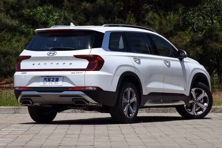 Tương tự sườn xe, thiết kế phía sau của Hyundai SantaFe 2023 phiên bản 6 chỗ gần như không có gì mới. Tại đây, chúng sẽ bắt gặp cụm đèn hậu hình chữ "C", nối liền với nhau bằng dải đèn nằm vắt ngang cửa cốp. Chỉ có vỏ đèn hậu của Hyundai SantaFe 2023 bản 6 chỗ là thay đổi.