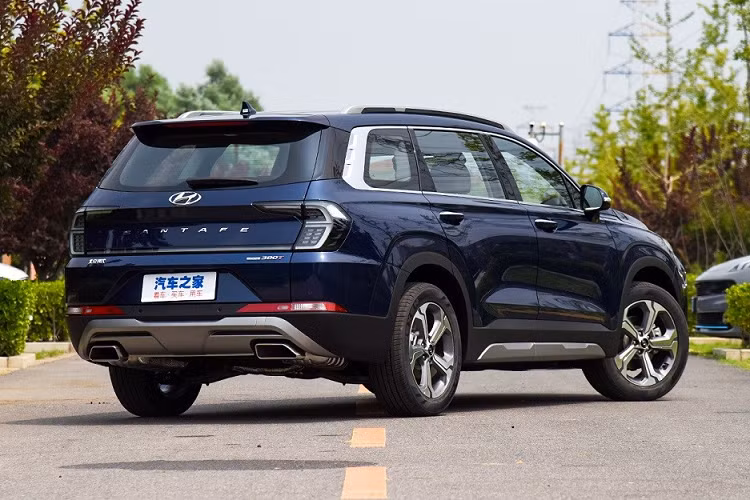 Tại thị trường Trung Quốc, Hyundai SantaFe có doanh số khá thấp. Trong 3 tháng đầu năm nay, hãng Hyundai chỉ bán được 812 chiếc SantaFe cho khách hàng Trung Quốc. Hi vọng sự xuất hiện của Hyundai SantaFe phiên bản 6 chỗ sẽ giúp mẫu SUV hạng trung này cải thiện doanh số ở thị trường tỷ dân.