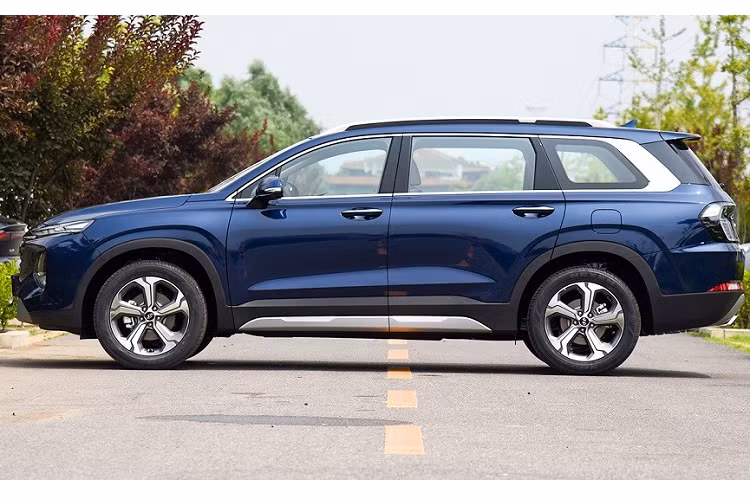 Khi nhìn trực diện, chúng ta sẽ bắt gặp lưới tản nhiệt mới với mắt lưới thể thao hơn. Thêm vào đó là cản trước mới với hốc gió trung tâm hình thang nhỏ hơn trước và được bao quanh bằng ốp màu bạc. Trong khi đó, nẹp mạ crôm phía trên lưới tản nhiệt và hệ thống đèn 2 tầng trên đầu xe vẫn giống như phiên bản cũ.