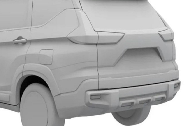 Bên cạnh đó là hệ thống đèn 2 tầng với dải đèn LED định vị ban ngày mới, nằm sát nắp ca-pô. Bên dưới là cụm đèn pha hình chữ "T" mới, giống Mitsubishi Xpander 2022 Tiếp đến là cản trước mới và đèn sương mù hình chữ nhật thay vì hình tròn như phiên bản cũ. Ngoài ra, đèn sương mù của Mitsubishi Xpander Cross 2023 còn được chuyển sang hai góc đầu xe, không nằm gần hốc gió trung tâm như trước.