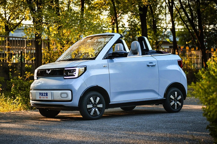 Đến nay, giá xe Wuling Hongguang Mini EV 2023 mui trần này đã được công bố ở thị trường Trung Quốc. Theo đó, Wuling Hongguang Mini EV Cabrio 2023 có giá 99.900 Nhân dân tệ (khoảng 331 triệu đồng). Như vậy, mẫu xe này đắt hơn đáng kể so với Wuling Hongguang Mini EV vốn có giá khởi điểm chỉ từ 32.800 Nhân dân tệ (109 triệu đồng).