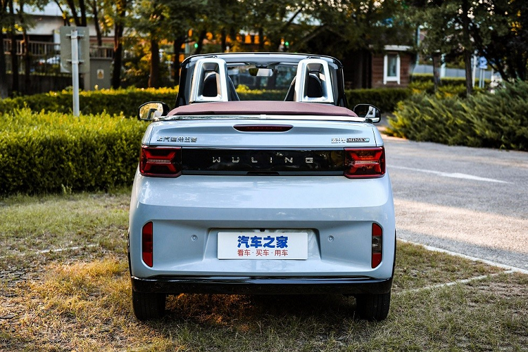 Nối liền với logo màu bạc của thương hiệu Wuling là 2 nẹp mạ crôm mới. Ngay cả cản trước của mẫu xe mui trần này cũng khác biệt so với Wuling Hongguang Mini EV. Vòng sang bên sườn, chúng ta có thể bắt gặp ốp la-zăng với 6 chấu màu bạc, cột A sơn màu xám nhám và mui nỉ màu đỏ rượu hoặc đen. Mui nỉ của xe có thể mở ra trong thời gian chỉ 6 giây.