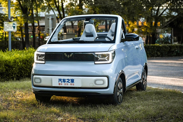 Việc Wuling Hongguang Mini EV Cabrio 2023 chạy điện bán ra chỉ sau hơn 1 năm ra mắt phiên bản concept đã khiến không ít người cảm thấy ngạc nhiên và thích thú. Được biết, chỉ trong 72 giờ sau khi thương hiệu Wuling mở cọc vào hôm 1/9/2022, đã có hơn 100.000 khách hàng Trung Quốc đặt mua mẫu xe mui trần này.