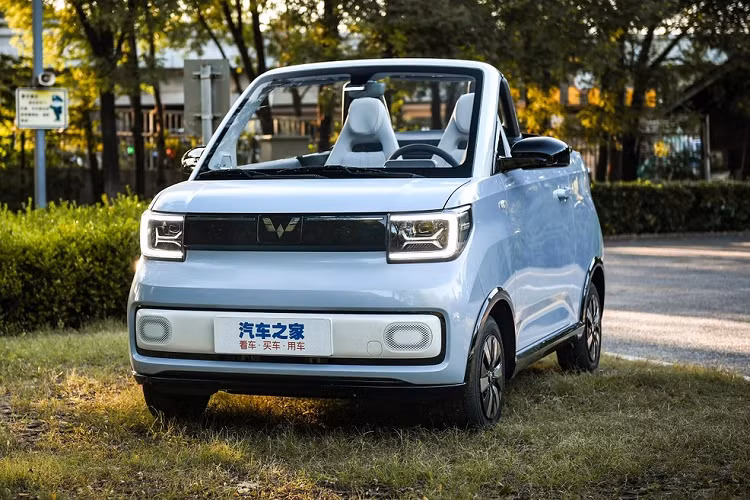 Việc Wuling Hongguang Mini EV Cabrio 2023 chạy điện bán ra chỉ sau hơn 1 năm ra mắt phiên bản concept đã khiến không ít người cảm thấy ngạc nhiên và thích thú. Được biết, chỉ trong 72 giờ sau khi thương hiệu Wuling mở cọc vào hôm 1/9/2022, đã có hơn 100.000 khách hàng Trung Quốc đặt mua mẫu xe mui trần này.