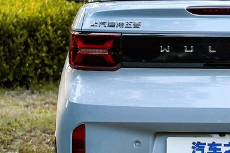 "Trái tim" của Wuling Hongguang Mini EV Cabrio 2023 là mô-tơ điện mạnh 30 kW (khoảng 41 mã lực) và mô-men xoắn cực đại 110 Nm. Nhờ đó, xe có thể đạt vận tốc tối đa 100 km/h. Mô-tơ điện này kết hợp với cụm pin 26,5 kWh, cho phép xe chạy được 280 km sau khi sạc đầy pin. So với phiên bản mui cứng, xe có có phạm vi di chuyển dài hơn 20 km. Đồng thời, Wuling Hongguang Mini EV Cabrio 2023 có phạm vi hoạt động ngang ngửa VinFast VF e34 (300 km)