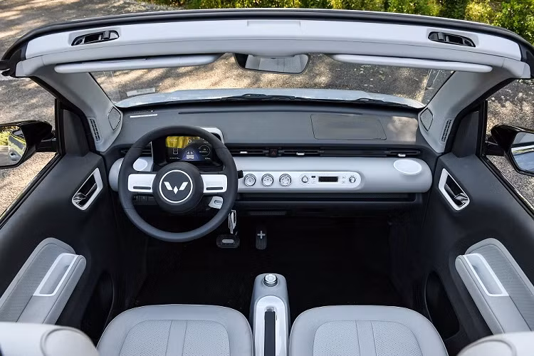 Trong khi đó, thiết kế phía sau của xe không khác gì Wuling Hongguang Mini EV. Đèn hậu của xe cũng có tạo hình chữ "X" bên trong như đèn pha. Bên trong Wuling Hongguang Mini EV Cabrio 2023 là không gian nội thất 2 chỗ ngồi thay vì 4 chỗ như phiên bản mui cứng. Nguyên nhân là do mẫu xe mui trần này cần có chỗ để cất mui mềm khi mở ra. Ngoài ra, phía sau 2 ghế còn có thanh bảo vệ hành khách trong trường hợp xe bị lật.